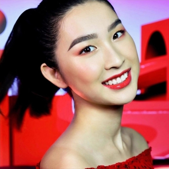 MAC Shot of Color Lip Oil – Flash Me Red Gloss, Moisturizing Tint – High Shine - Picture 4 of 13